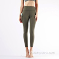 Allenamento per il fitness che esegue i leggings di pantaloni da yoga